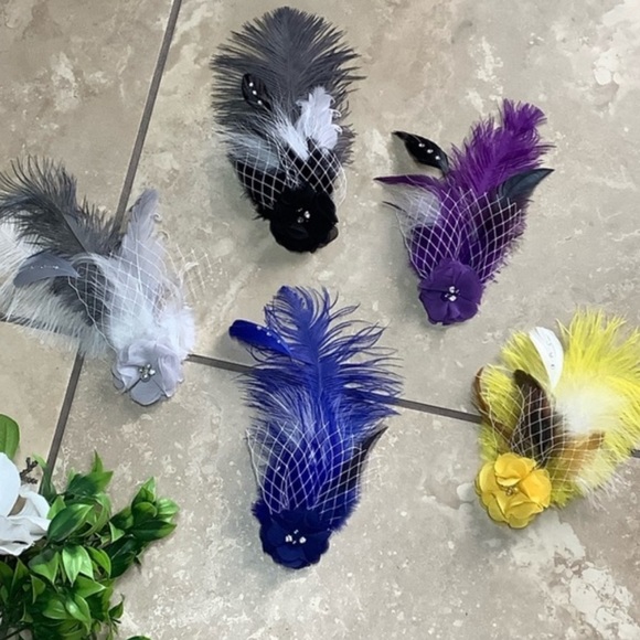 🌸 FEATHER BLING FLOWER FASCINATOR WHITE BURLESQUE BOHO CHIC HAIR CLIP - Picture 3 of 7